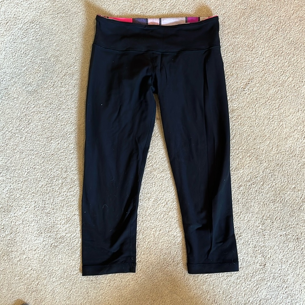 lululemon knee length cropped legging, reversible, size 8